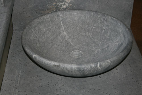 Round, shallow vessel sink