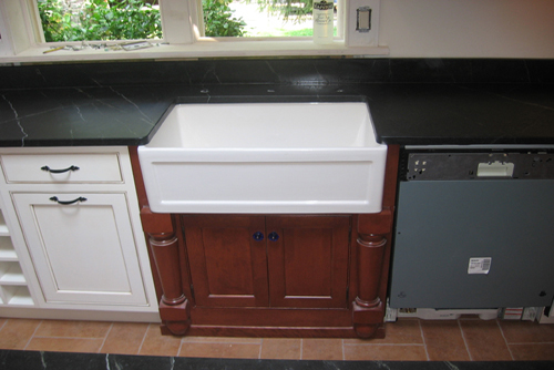 Comparison of Soapstone and Porcelain Farm Sinks